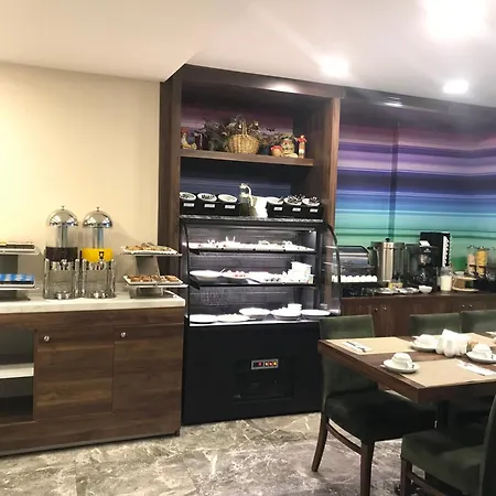 Old Port מלון 3*